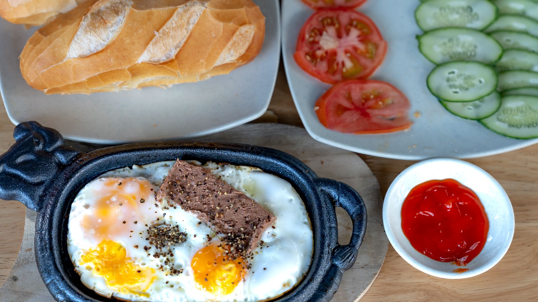 Bữa sáng thú vị với trứng, bánh mì và rau tươi cùng một ít tương cà.