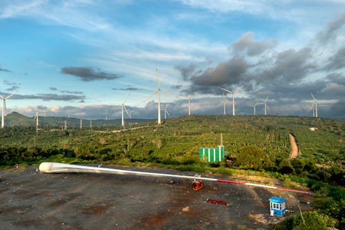 Darmowe zdjęcie z galerii z energia alternatywna, pole, turbiny wiatrowe