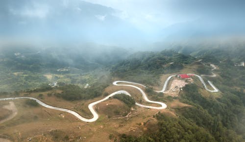 Gratis stockfoto met bergen, bochtige weg, dronefoto