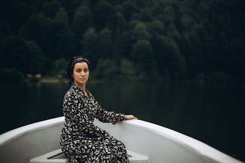 Základová fotografie zdarma na téma brunetka, člun, jezero
