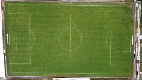 Základová fotografie zdarma na téma fotbalové hřiště, záběry z dronu