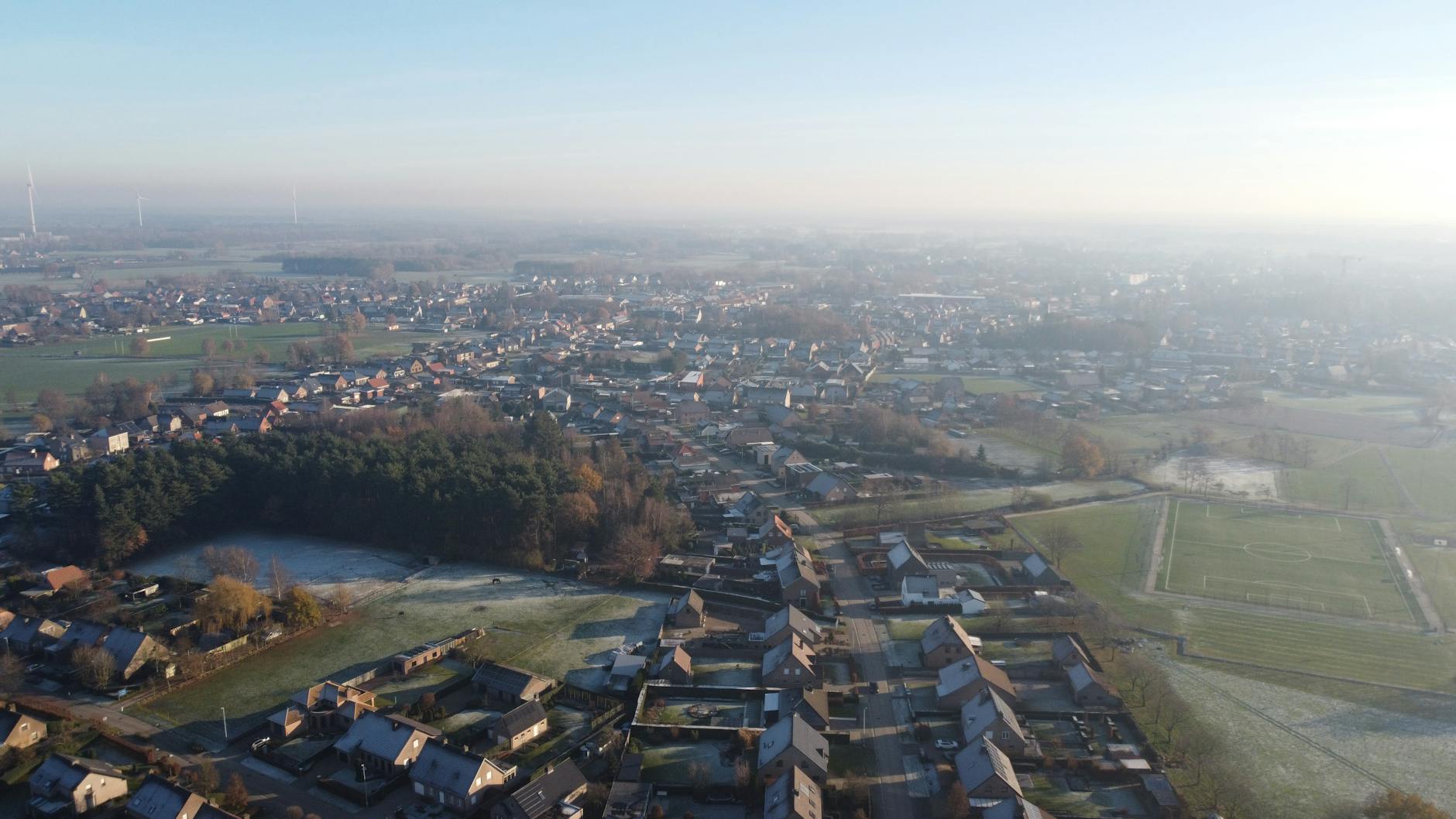 Belçika'da yeni bir yaşam kuracak göçmenler için konut seçeneklerini, kiralık evleri ve Belçika'nın karakteristik mimarisini temsil eden görsel.