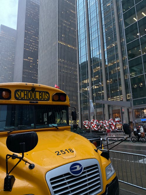 Photos gratuites de bus de l'école, immeubles d'appartements, jaune moelleux