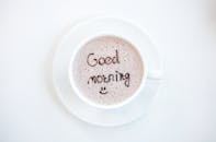 一杯写着“早安”的热咖啡，欢快地开启新的一天