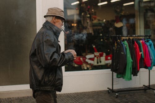 Gratis Fotos de stock gratuitas de anciano, chaqueta de cuero, fumando Foto de stock