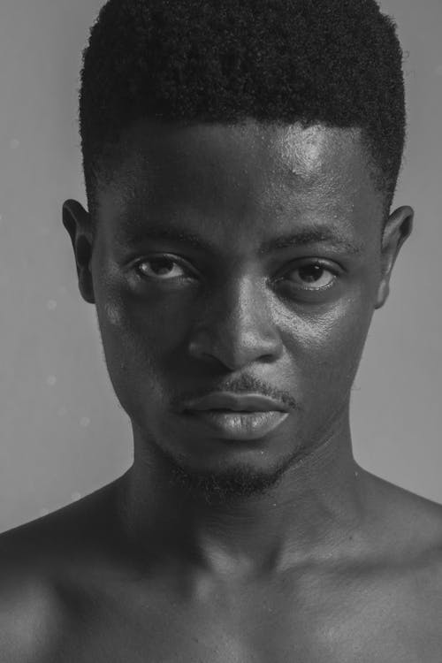 Základová fotografie zdarma na téma afroameričan, bez trička, černobílý