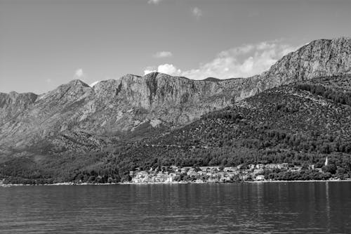 Бесплатное стоковое фото с гора, монохромный, озеро