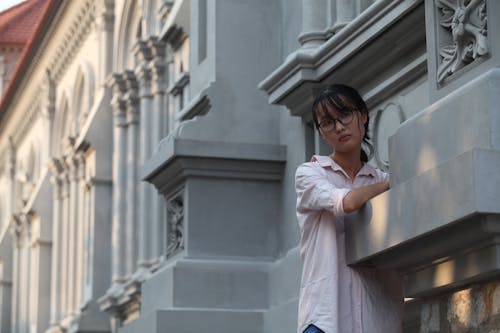 Gratis arkivbilde med arkitektur, asiatisk kvinne, briller