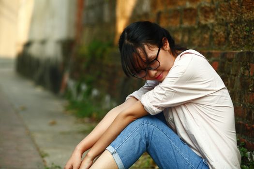 描绘情绪低落、兴趣丧失、精力减退的插图