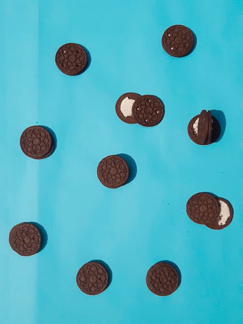 Gratis stockfoto met blauwe achtergrond, bovenaanzicht, chocolade koekjes