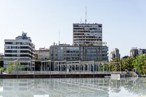 бесплатная Фотография серых зданий рядом с водоемом Стоковое фото