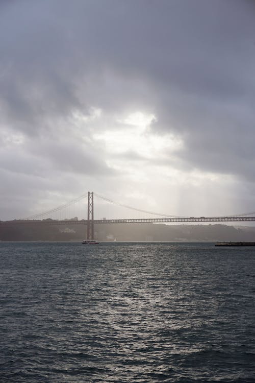 Photos gratuites de ciel nuageux, étendue d'eau, Lisbonne