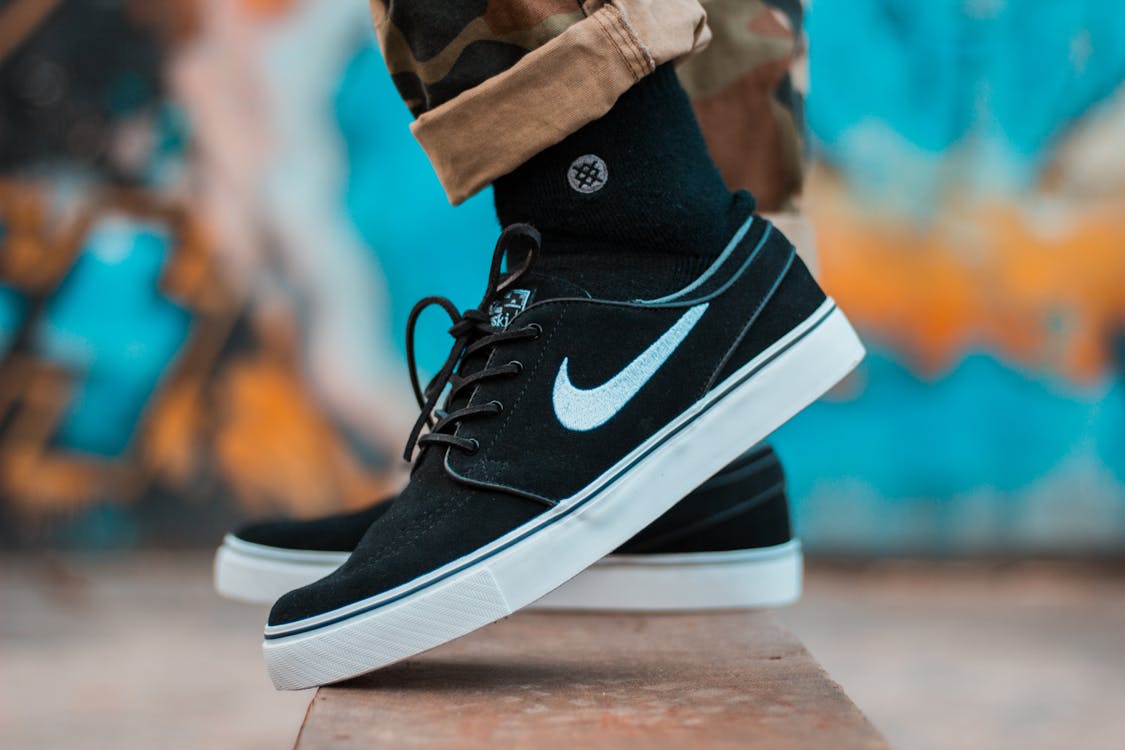 Moeras Gevoelig voor louter Person in Brown Camouflage Pants and Black Nike Sb Stefan Janoski With  Black Socks · Free Stock Photo