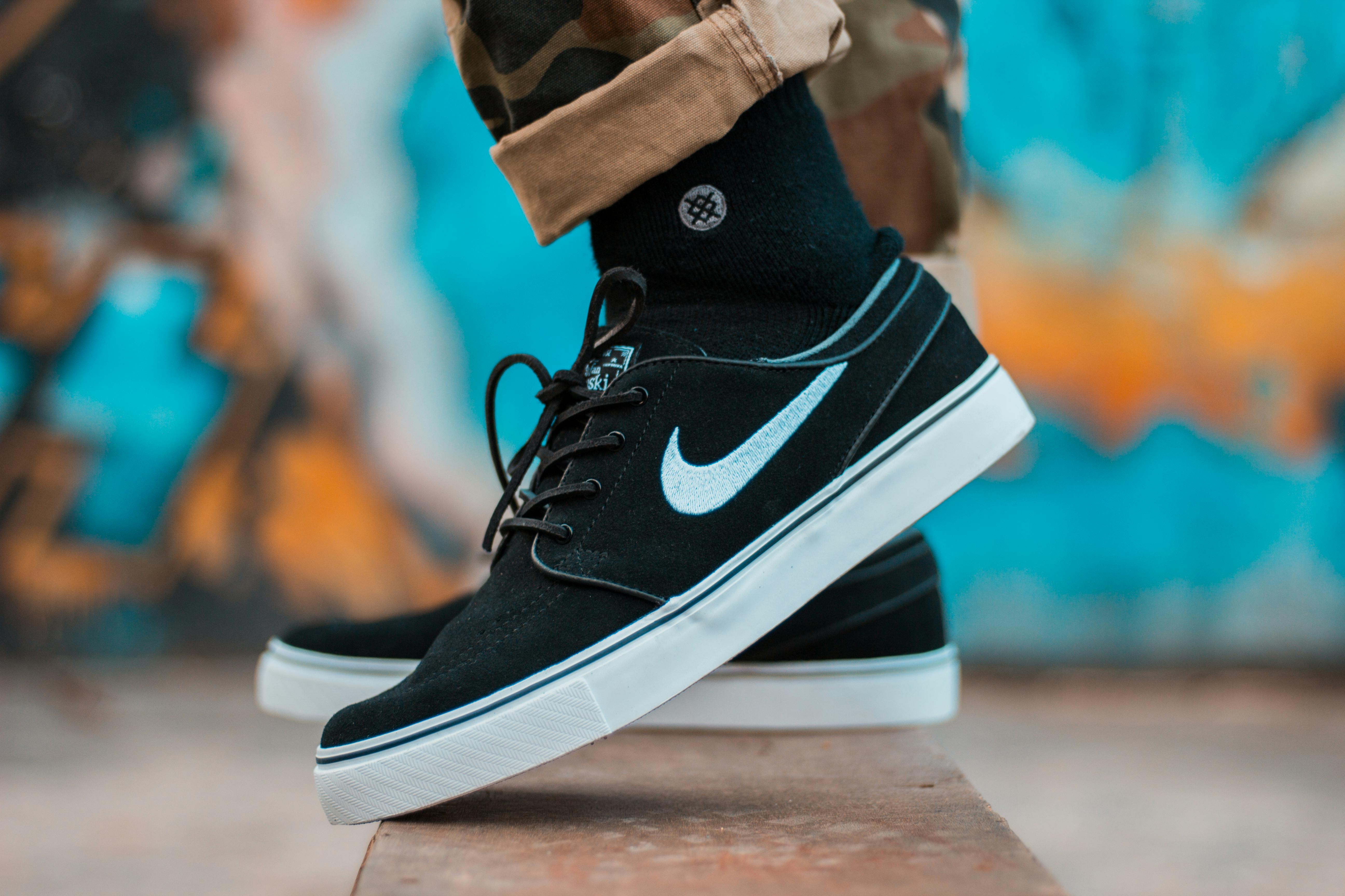 Intenso reembolso autobús Person in Brown Camouflage Pants and Black Nike Sb Stefan Janoski With Black  Socks · Free Stock Photo
