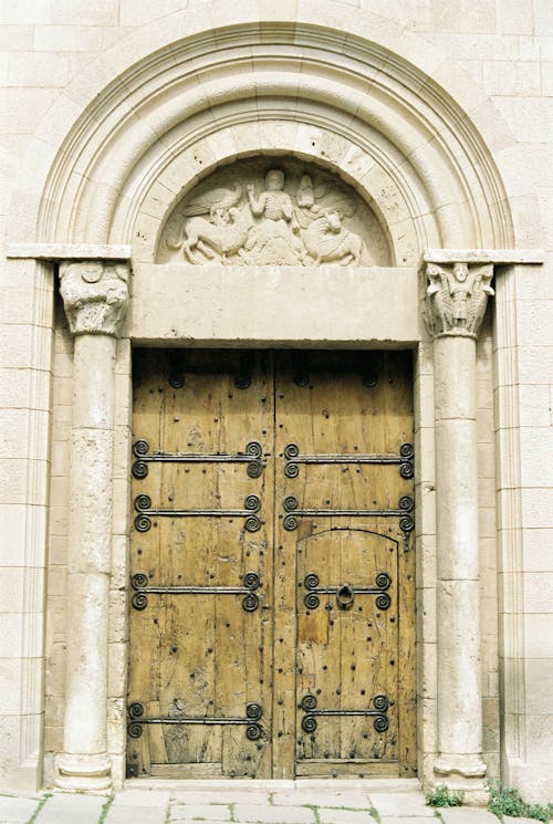 Darmowe zdjęcie z galerii z architektura, budynek, drewniane drzwi