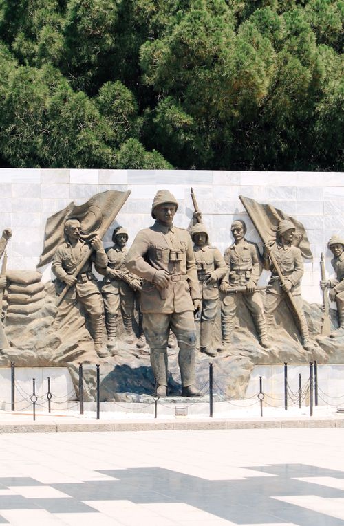 Free A detailed military monument depicting soldiers in a historic battle scene. Stock Photo