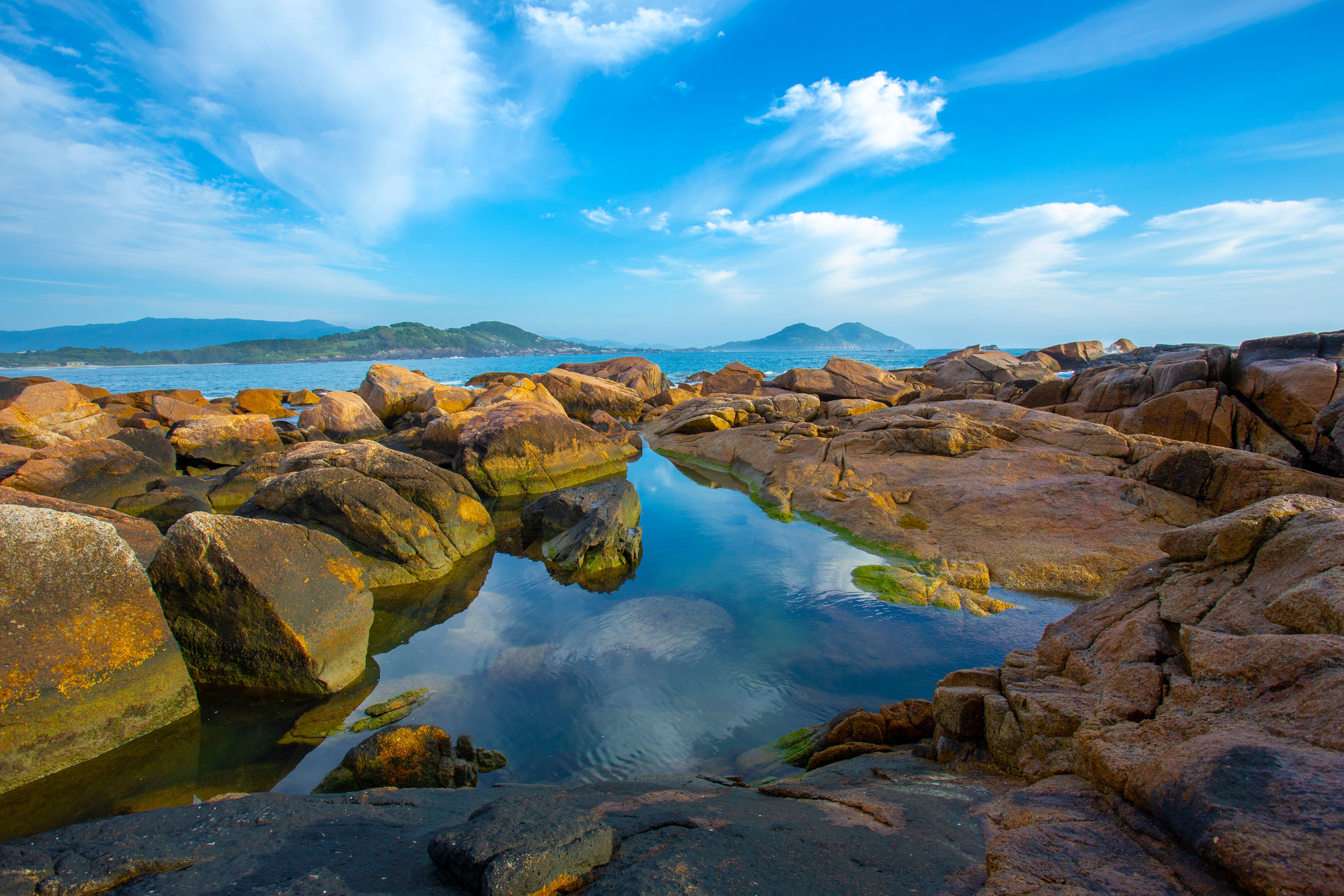 Brown Rocks near the Ocean · Free Stock Photo