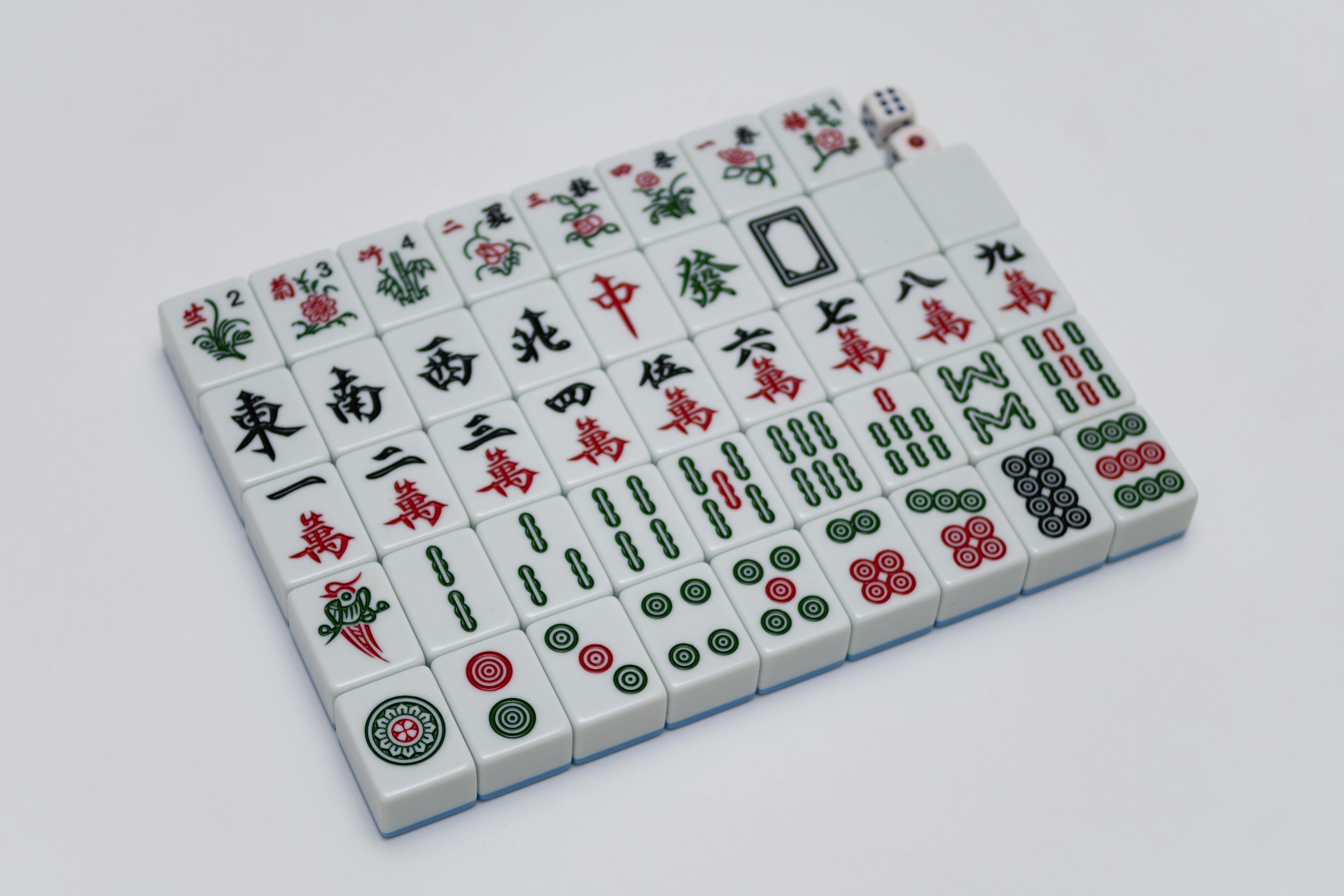 Telhas Do Jogo De Mahjong Na Caixa Isolada No Branco Imagem de Stock -  Imagem de contador, tabela: 37620133