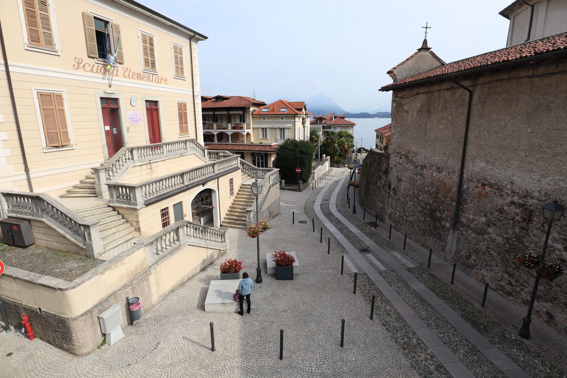 Un village de montagne italien traversé par un chemin de pierre