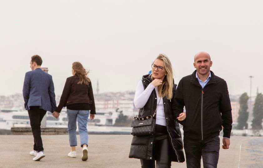 Online dating: starting a conversation on a niche platform