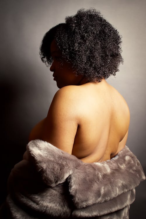 Fotos de stock gratuitas de abrigo de piel, atrás, cabello afro