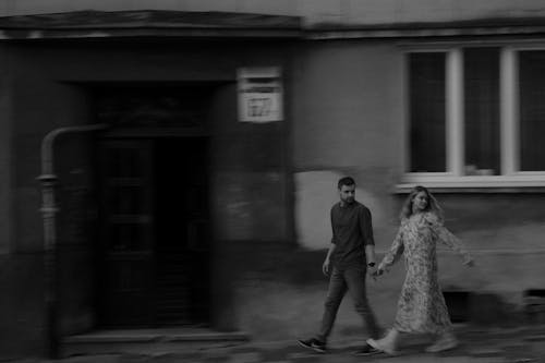 Základová fotografie zdarma na téma černobílý, chodník, chůze