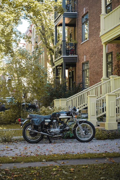 Moto Ducati Dans Une Rue De Quebec