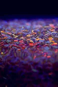 特写镜头中，色彩缤纷的闪光展示了五彩的图案和光泽