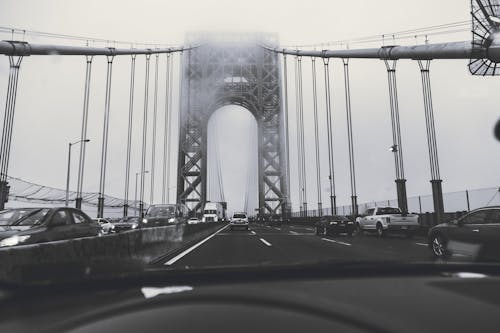 Photographie En Niveaux De Gris De Voitures Sur Le Pont