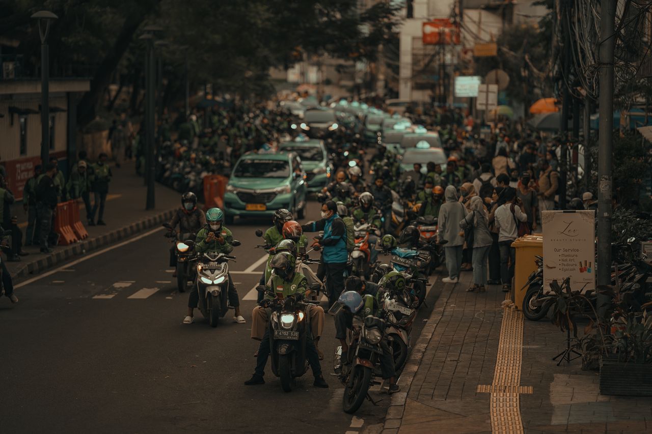 Ilustrasi lalu lintas motor dan kendaraan di jalan raya perkotaan