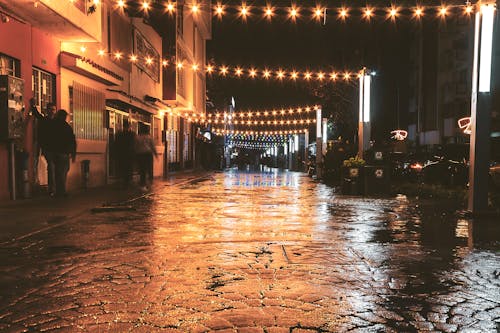Безкоштовне стокове фото на тему «алея, дощ, Ліхтарі»