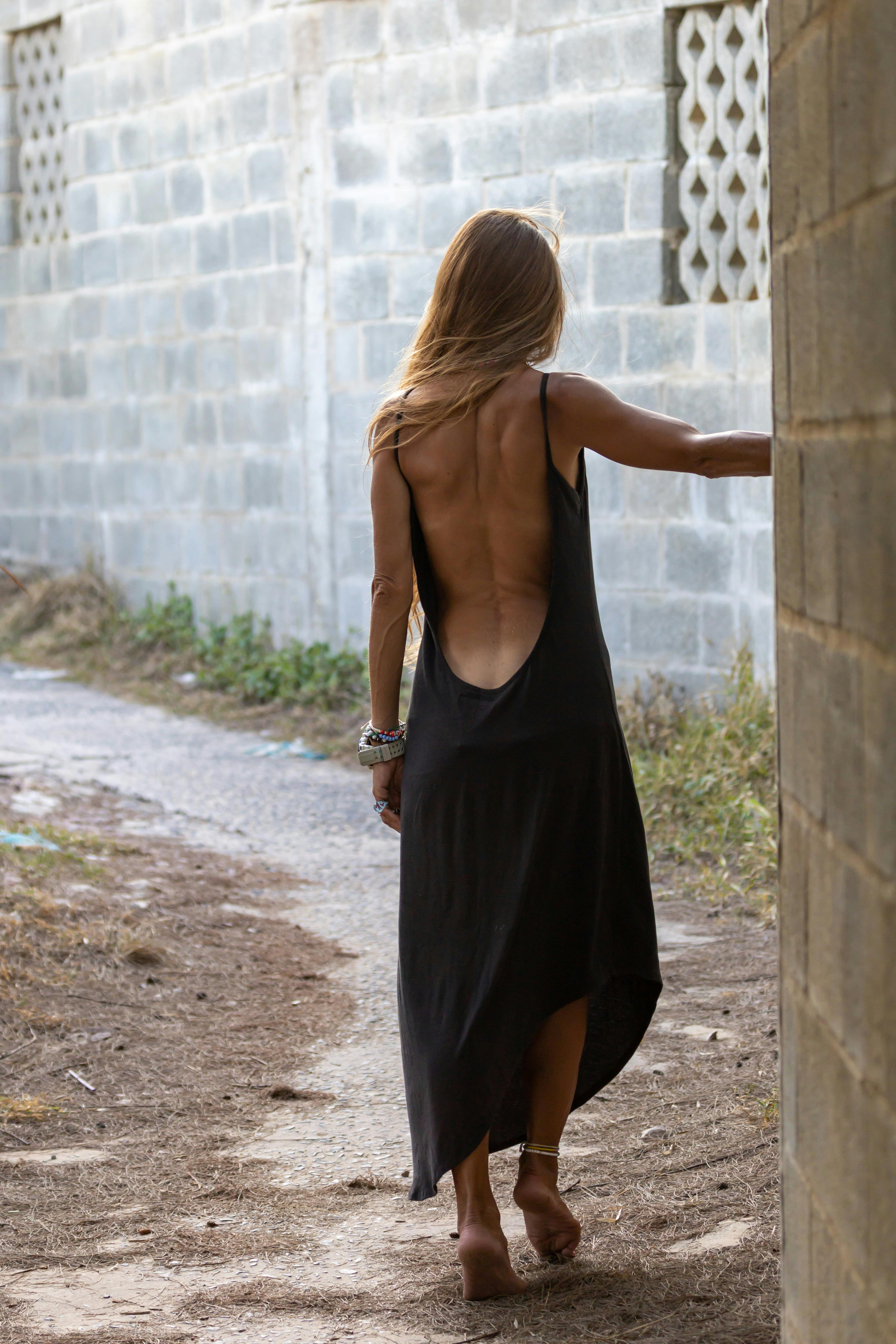 29,526 How To Wear A Backless Dress Stock Photos, High-Res Pictures, and  Images - Getty Images