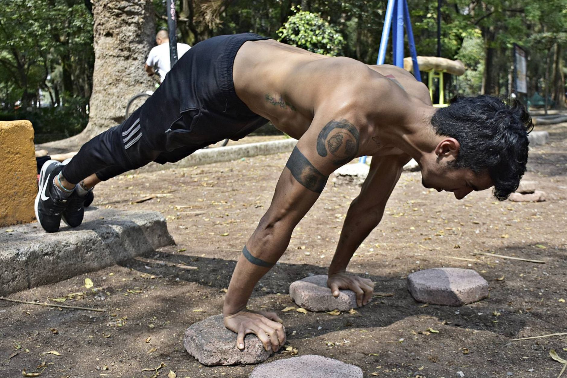 Calisthenics vs. Weightlifting: Which Strength Training Method is Right for You?