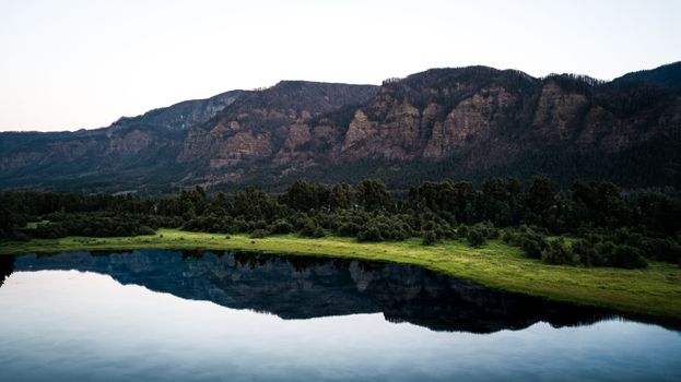 宁静的山景、平静的湖泊，以及白天清晰的倒影