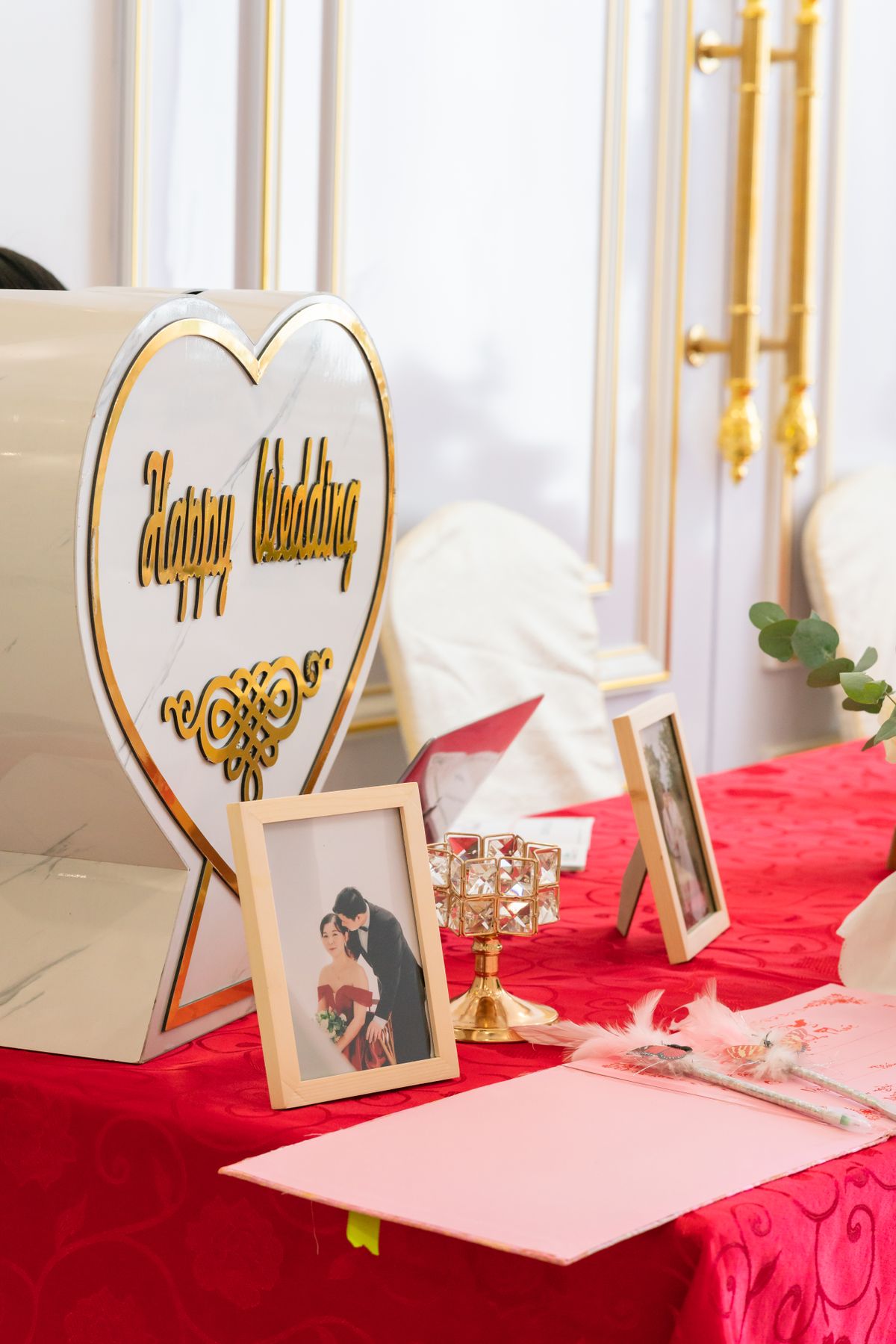 Cabina cadouri la o nuntă cu plicuri și cutii decorate cu inimi „Happy Wedding"