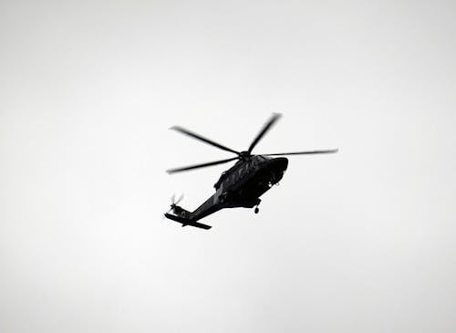 Monochromes Foto Des Fliegenden Hubschraubers