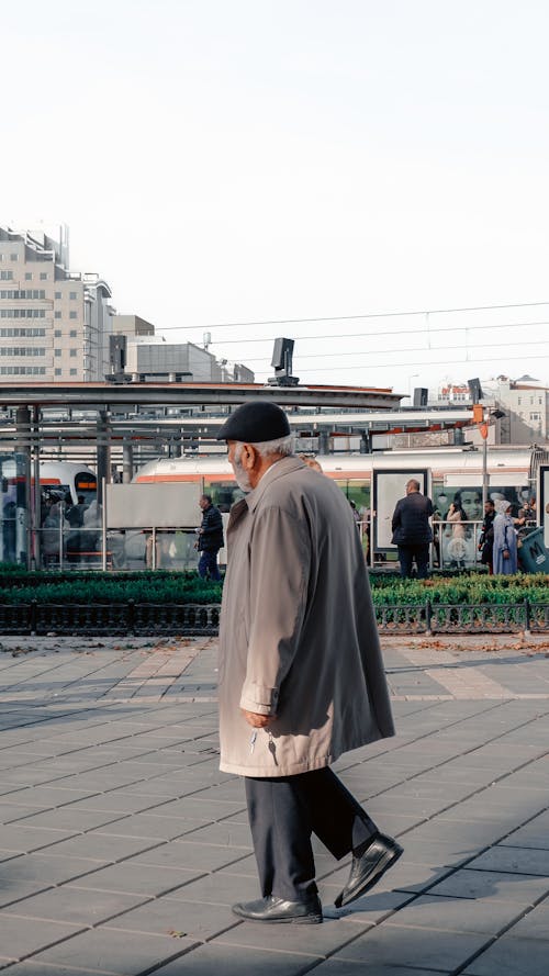 Gratis stockfoto met bejaard, gepensioneerde, grijze jas