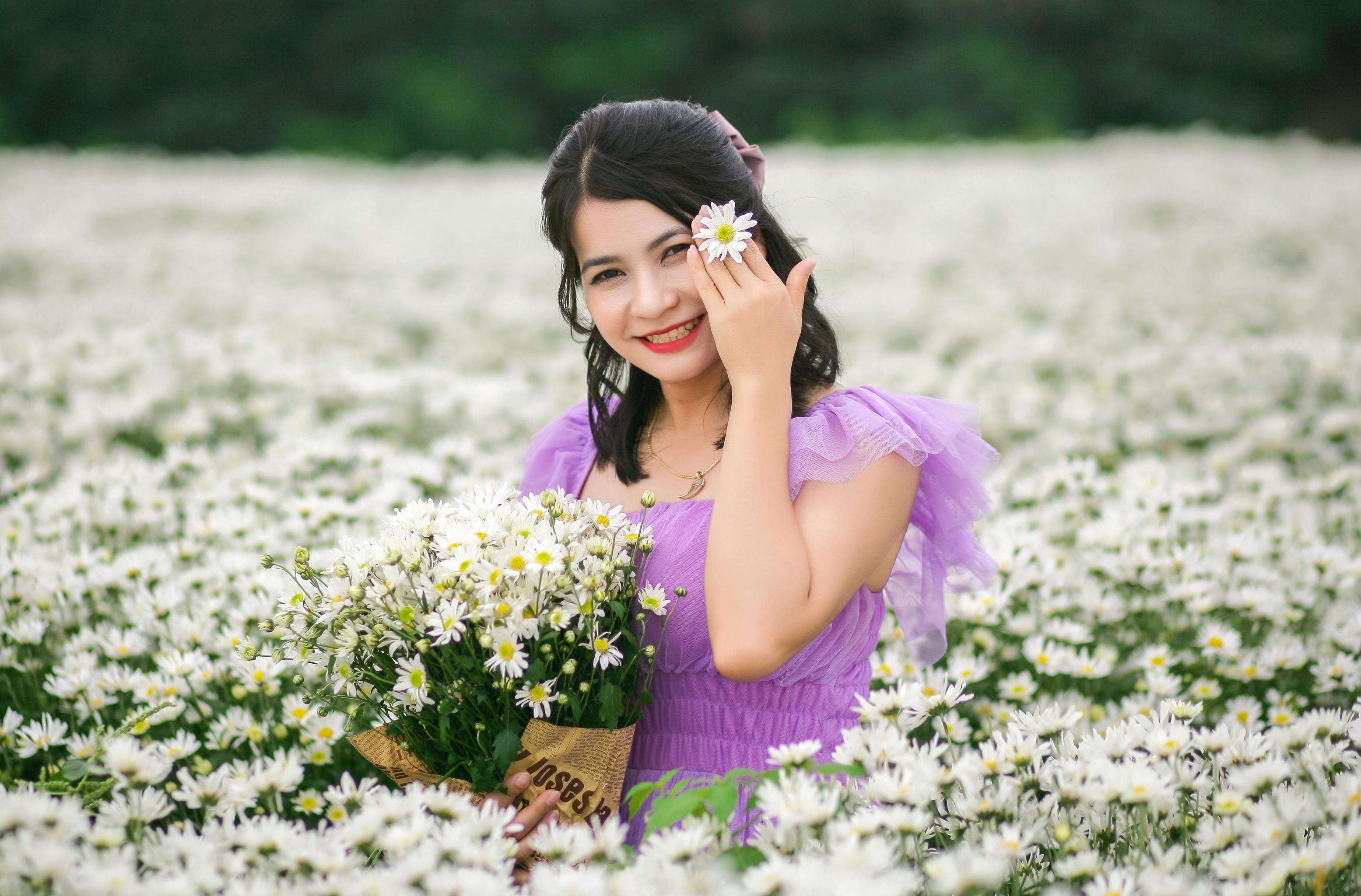 Young Brunette on a Chamomile Flower Field · Free Stock Photo