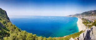 在土耳其安塔利亚，阿拉尼亚的绿松石海岸线、海滩和遥远的城市景观构成了一幅令人惊叹的全景