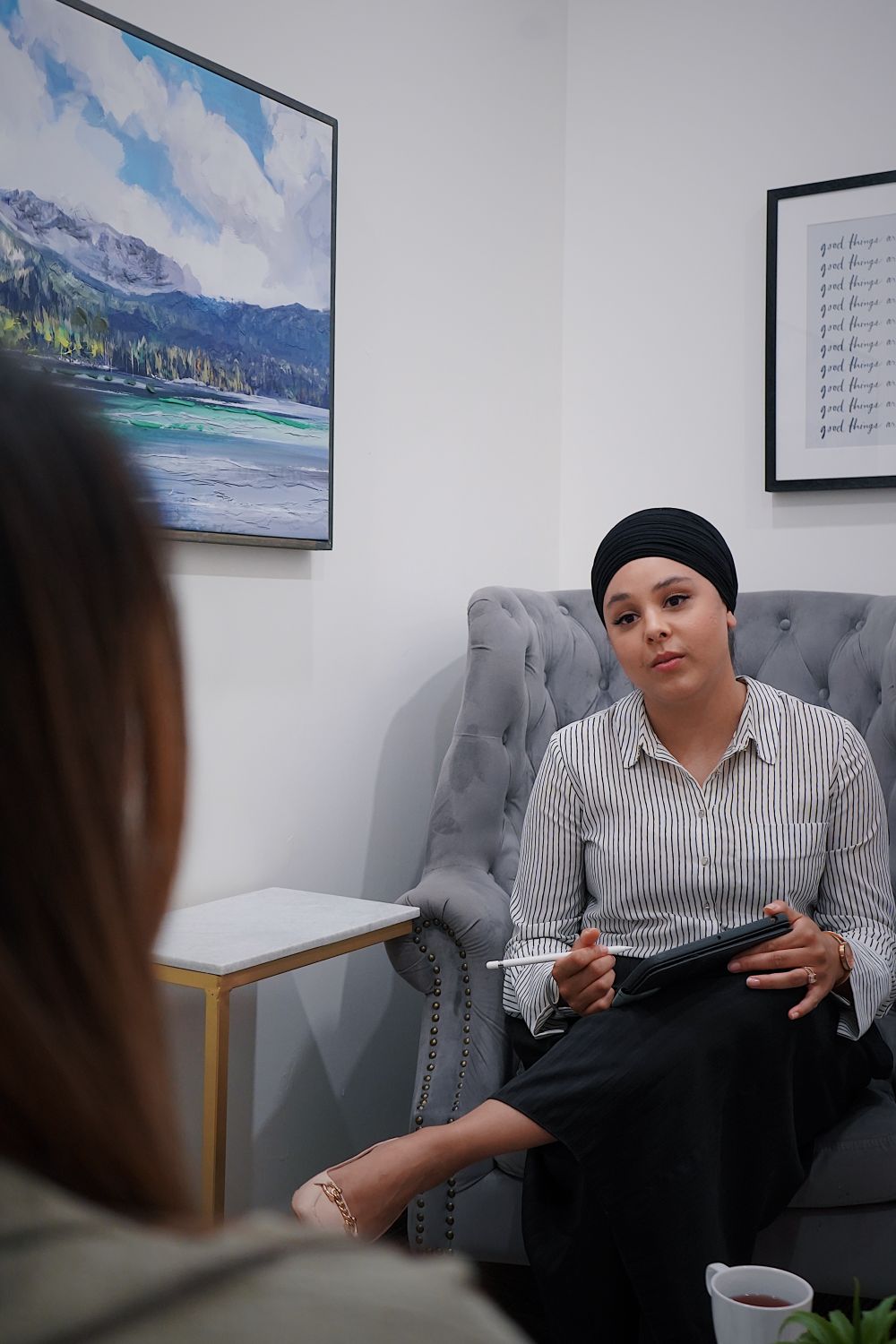 Sesión de terapia psicológica en un ambiente cálido