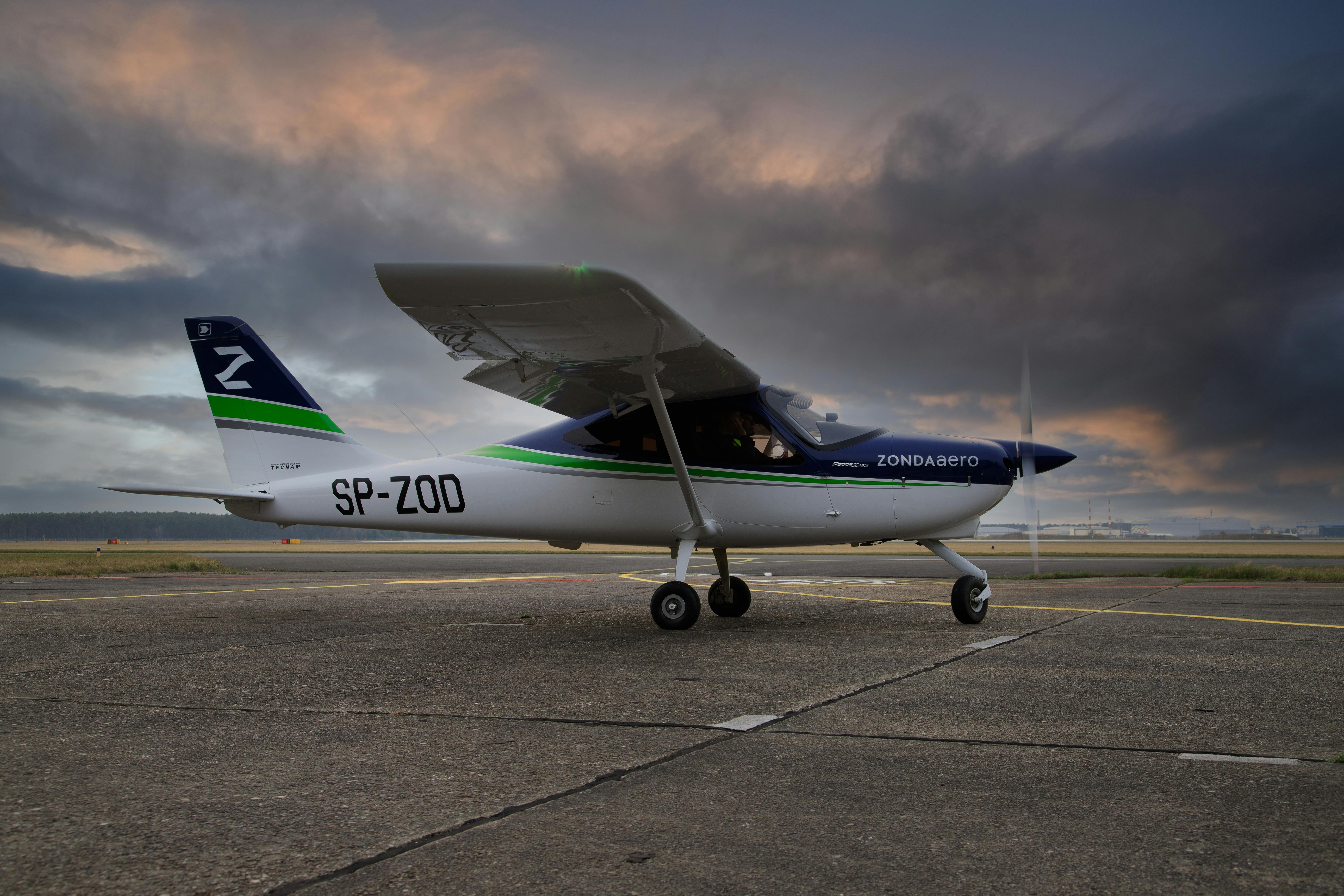 General Aviation Market Outlook: Private Air Travel Demand and Growth Opportunities — Photo by Jacek Plak on Pexels