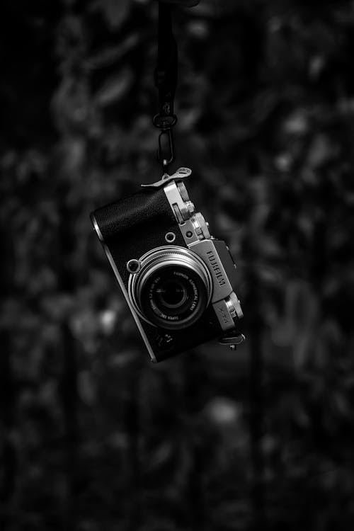 Camera in Black and White · Free Stock Photo
