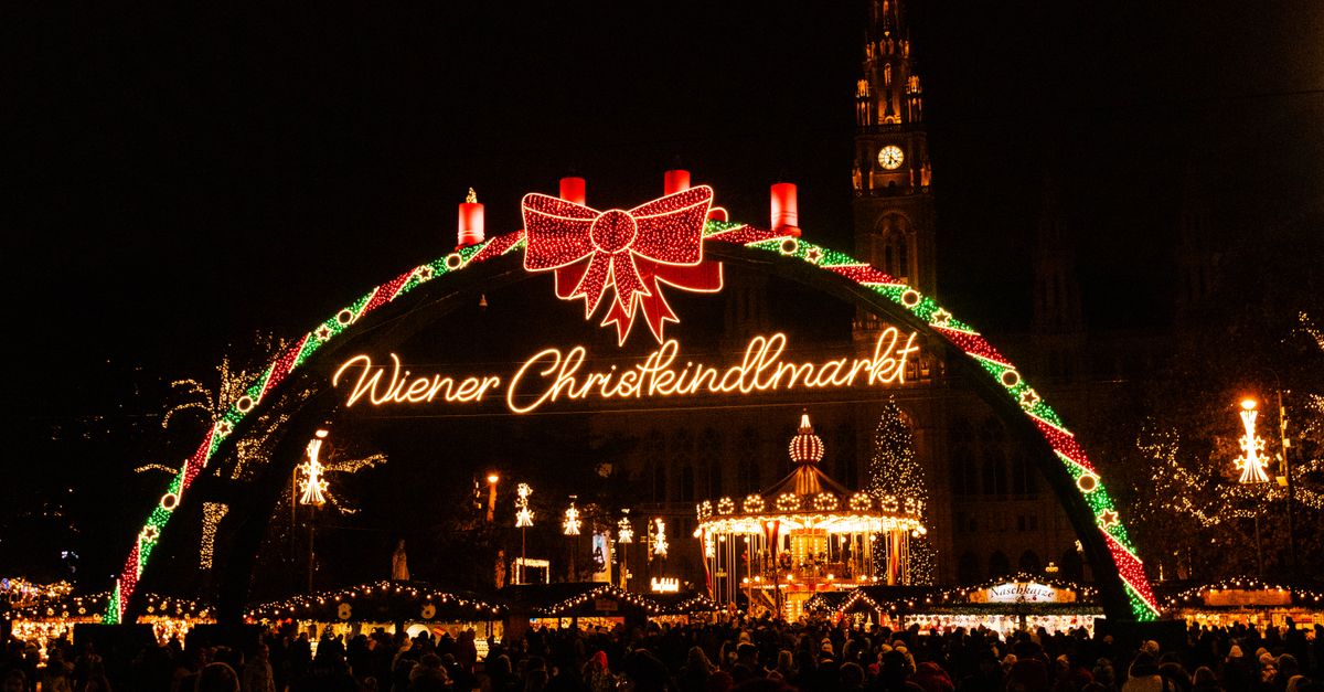 Viajero usando una eSIM en un mercado navideño europeo en la escapada de Navidad 2026