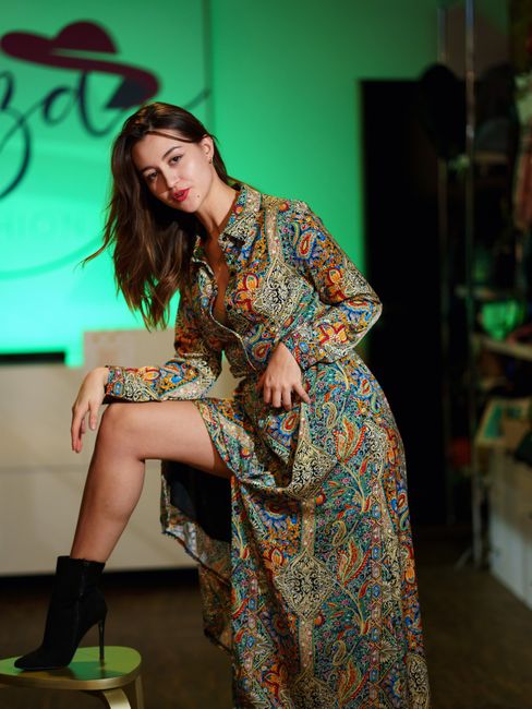 Estampado paisley por todas partes, hoy los neutros se quedan en el armario 🌈
#modamujer #multicolor #dress #boots