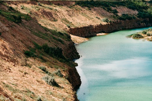 白天，这里有一处风景优美的景观，包括崎岖的峡谷和绿松石河