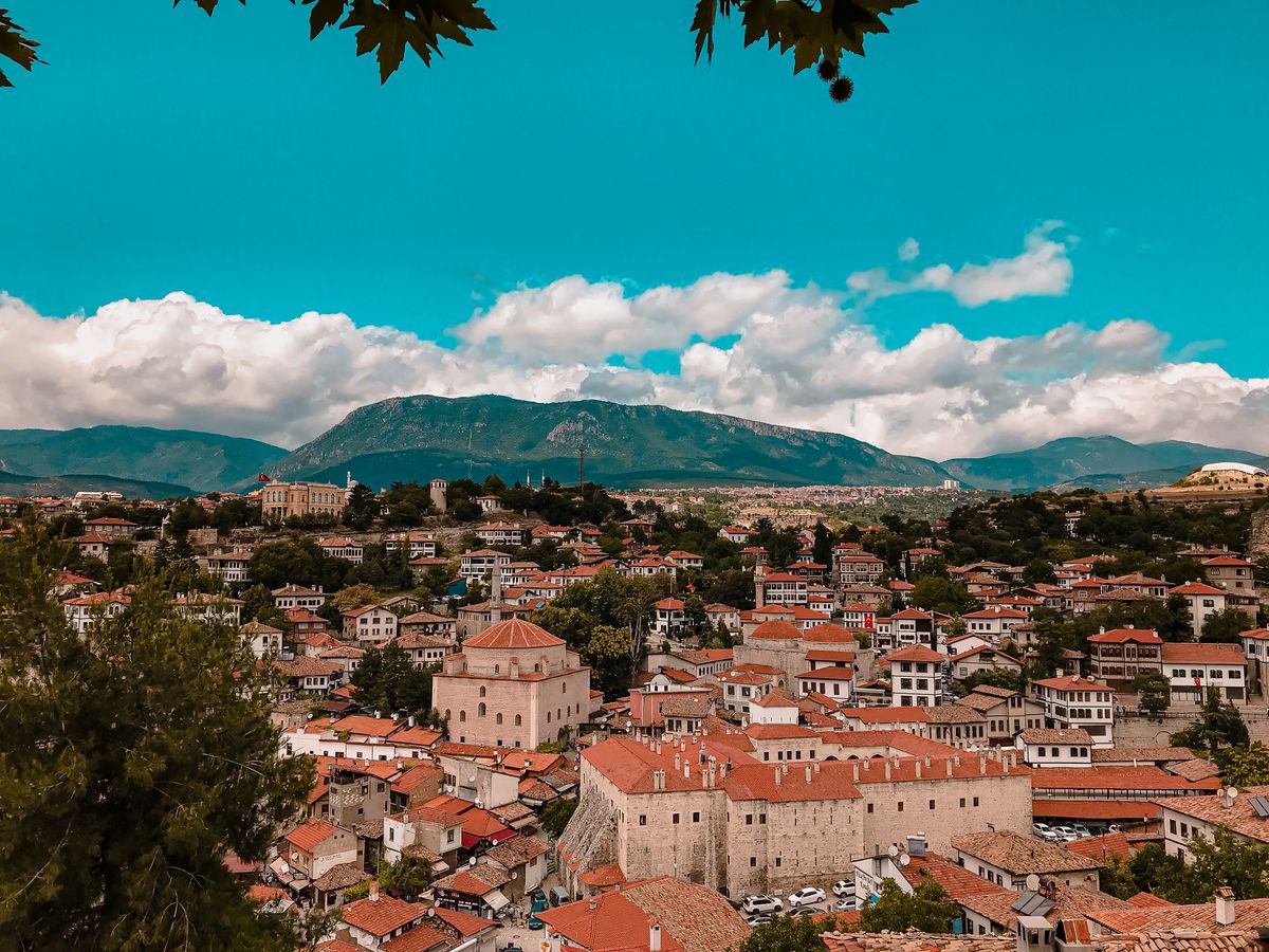 Vedere aeriană asupra unui oraș medieval sub cer senin