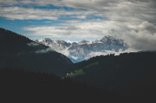 Gratis stockfoto met achtergrond, bergen, bomen