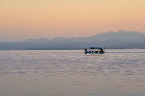 Foto d'estoc gratuïta de barca de pesca, cel clar, embarcació d'aigua