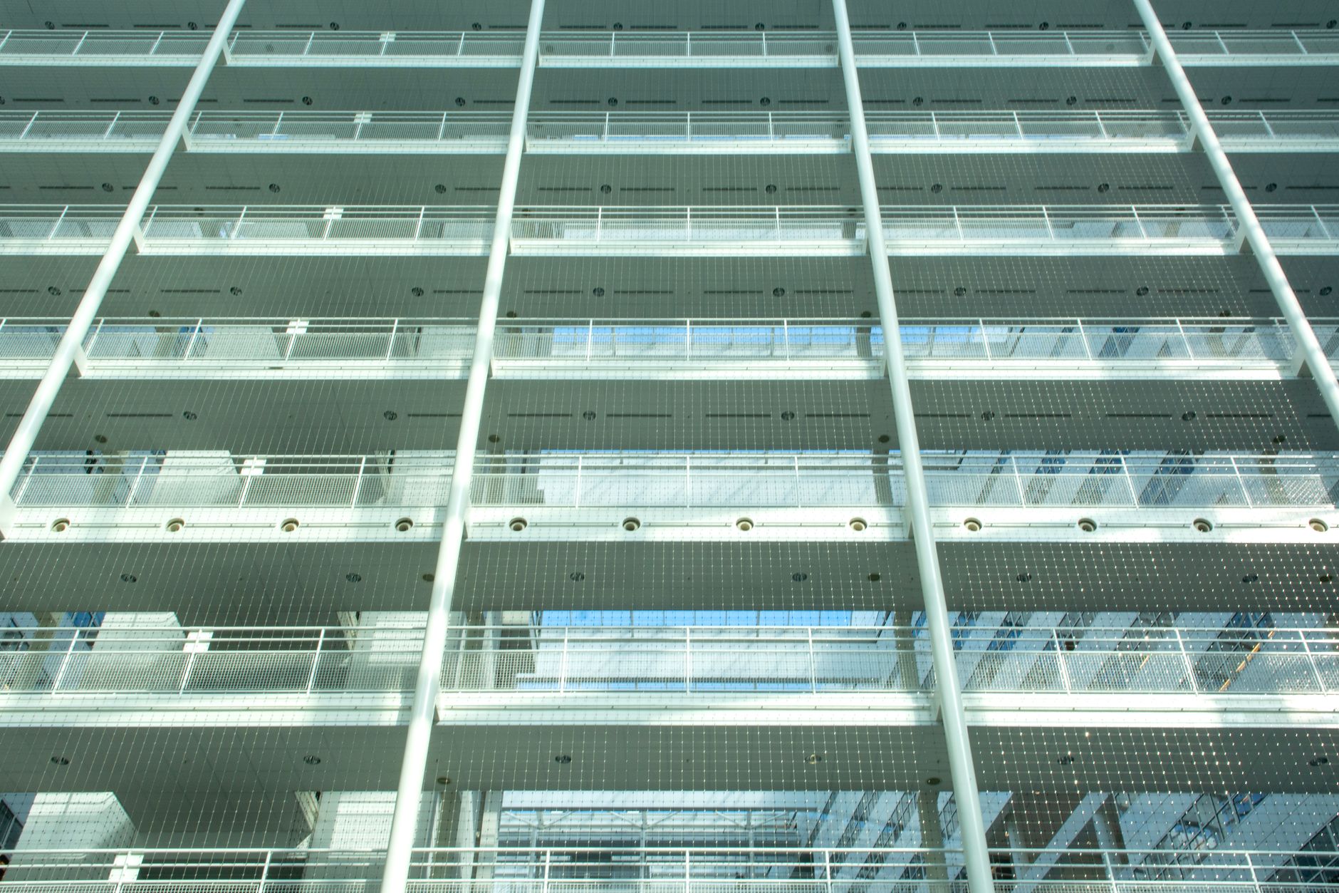 Gevel van een modern gebouw met veiligheidsnetten en balkons in Den Haag.