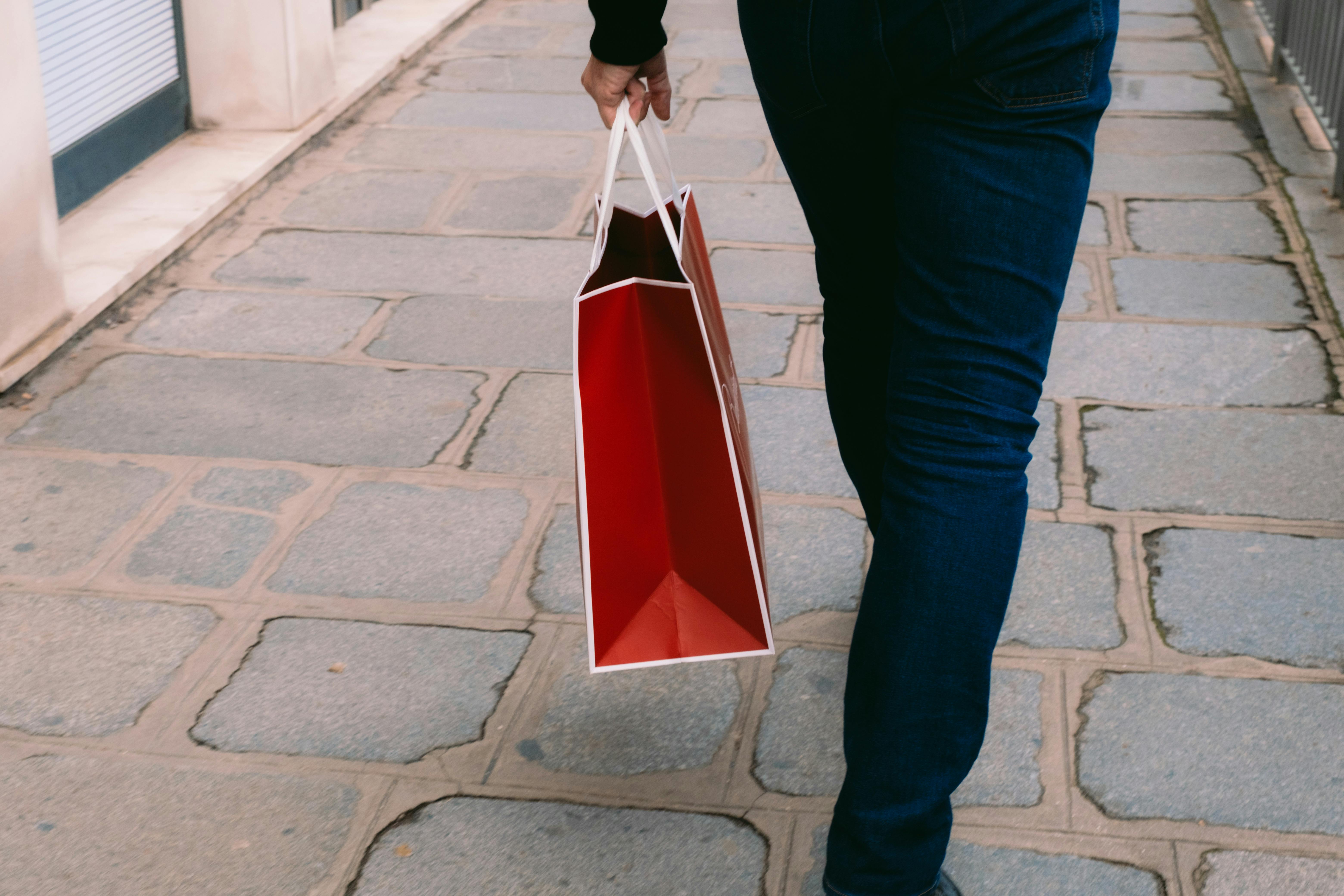 Analysts Offer Insights on Consumer Cyclical Companies: Casey’s General (CASY) and Global Business Travel Group (GBTG) — Phot